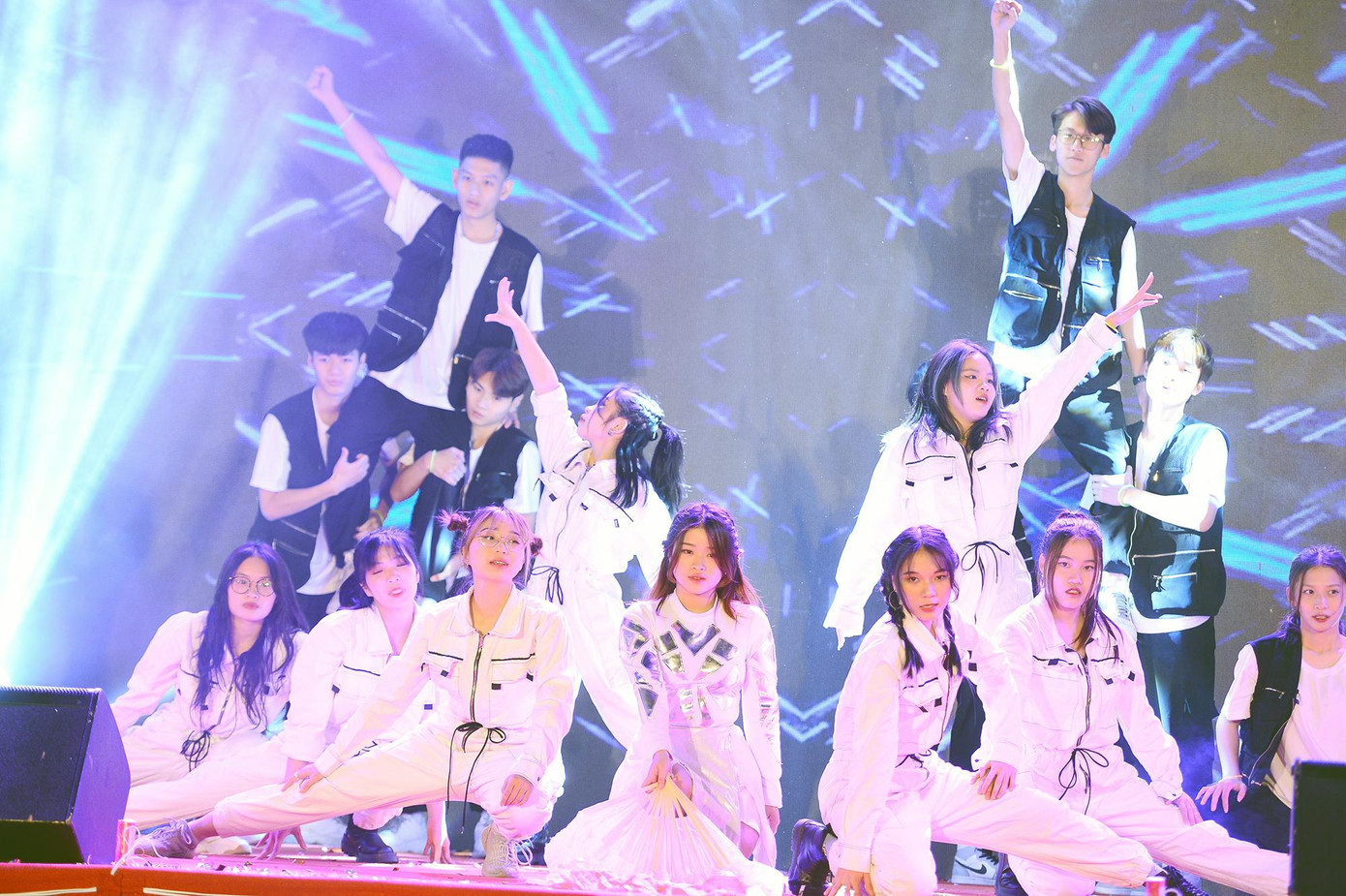 Các tiết mục được dàn dựng công phu.