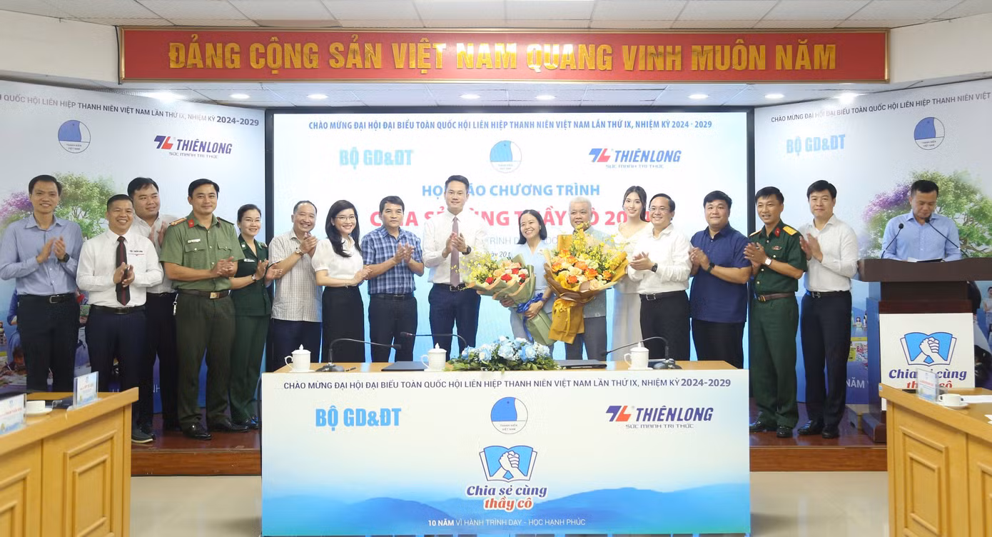 Ban Tổ chức tặng hoa tri ân các đơn vị đồng hành cùng chương trình.