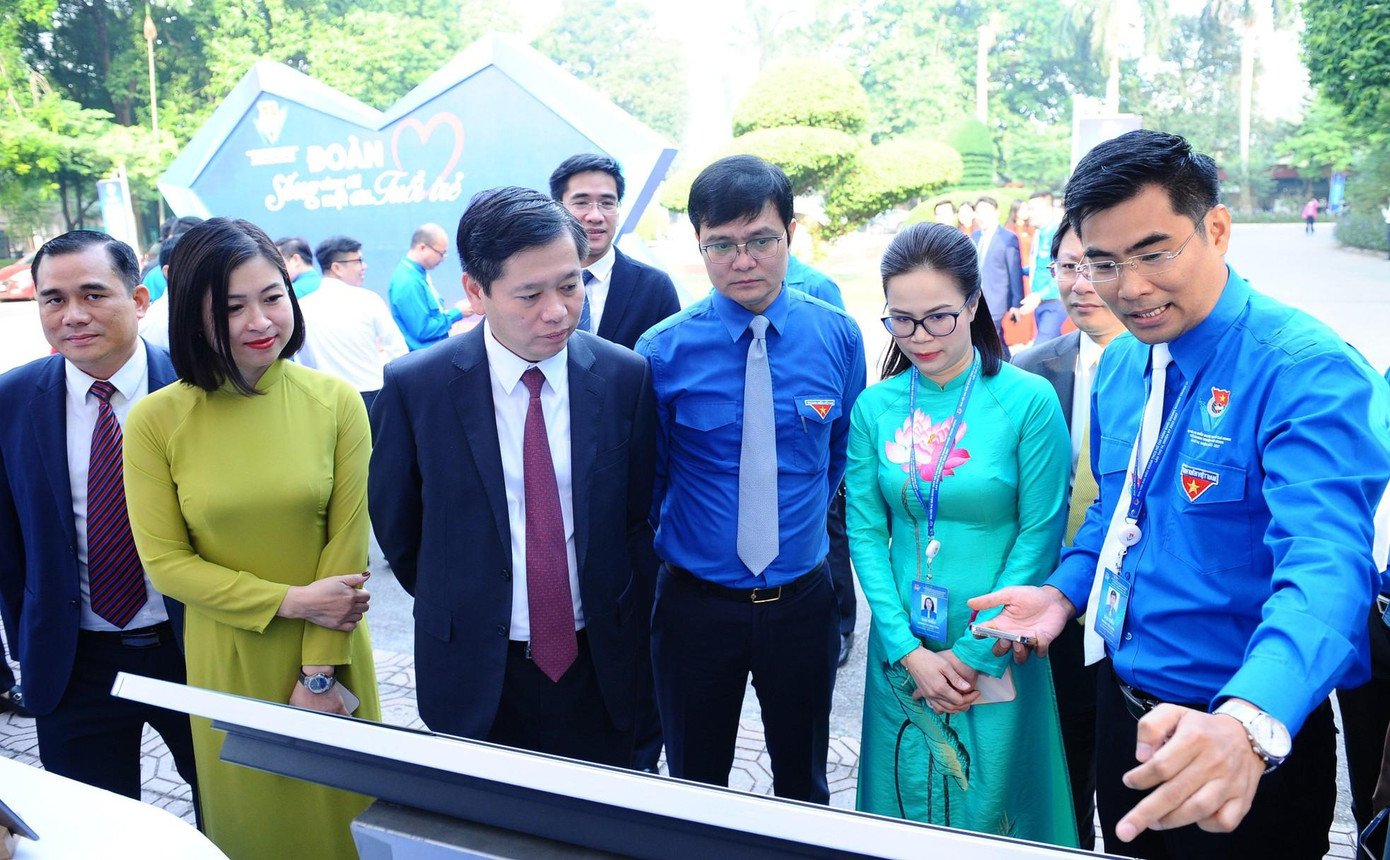 Anh Bùi Quang Huy, Ủy viên dự khuyết T.Ư Đảng, Bí thư thứ nhất T.Ư Đoàn; ông Nguyễn Long Hải, Ủy viên dự khuyết T.Ư Đảng, Bí thư Đảng ủy Khối Doanh nghiệp T.Ư tham dự chương trình. Ảnh: NHƯ Ý Anh Bùi Quang Huy, Ủy viên dự khuyết T.Ư Đảng, Bí thư thứ nhất T.Ư Đoàn; ông Nguyễn Long Hải, Ủy viên dự khuyết T.Ư Đảng, Bí thư Đảng ủy Khối Doanh nghiệp T.Ư tham dự chương trình. Ảnh: NHƯ Ý