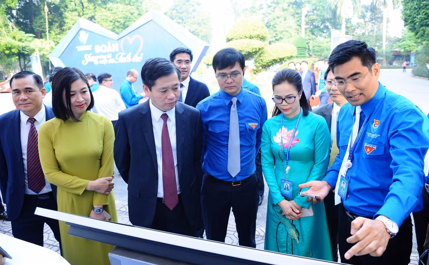 Anh Bùi Quang Huy, Ủy viên dự khuyết T.Ư Đảng, Bí thư thứ nhất T.Ư Đoàn; ông Nguyễn Long Hải, Ủy viên dự khuyết T.Ư Đảng, Bí thư Đảng ủy Khối Doanh nghiệp T.Ư tham dự chương trình. Ảnh: NHƯ Ý