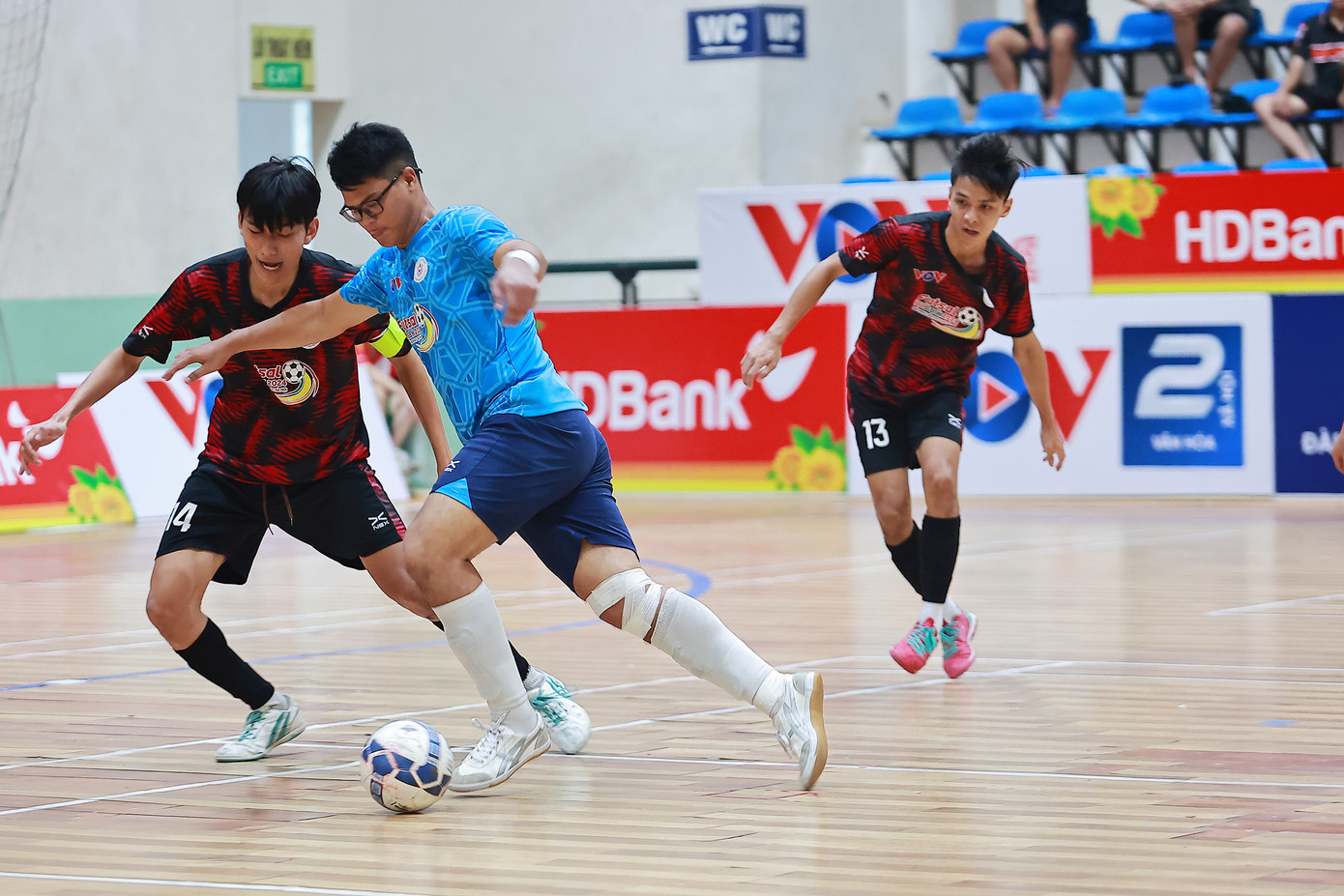 Trận Bán kết 2, đội trường ĐH Kinh tế Kỹ thuật Công nghiệp với ĐHQG Hà Nội.