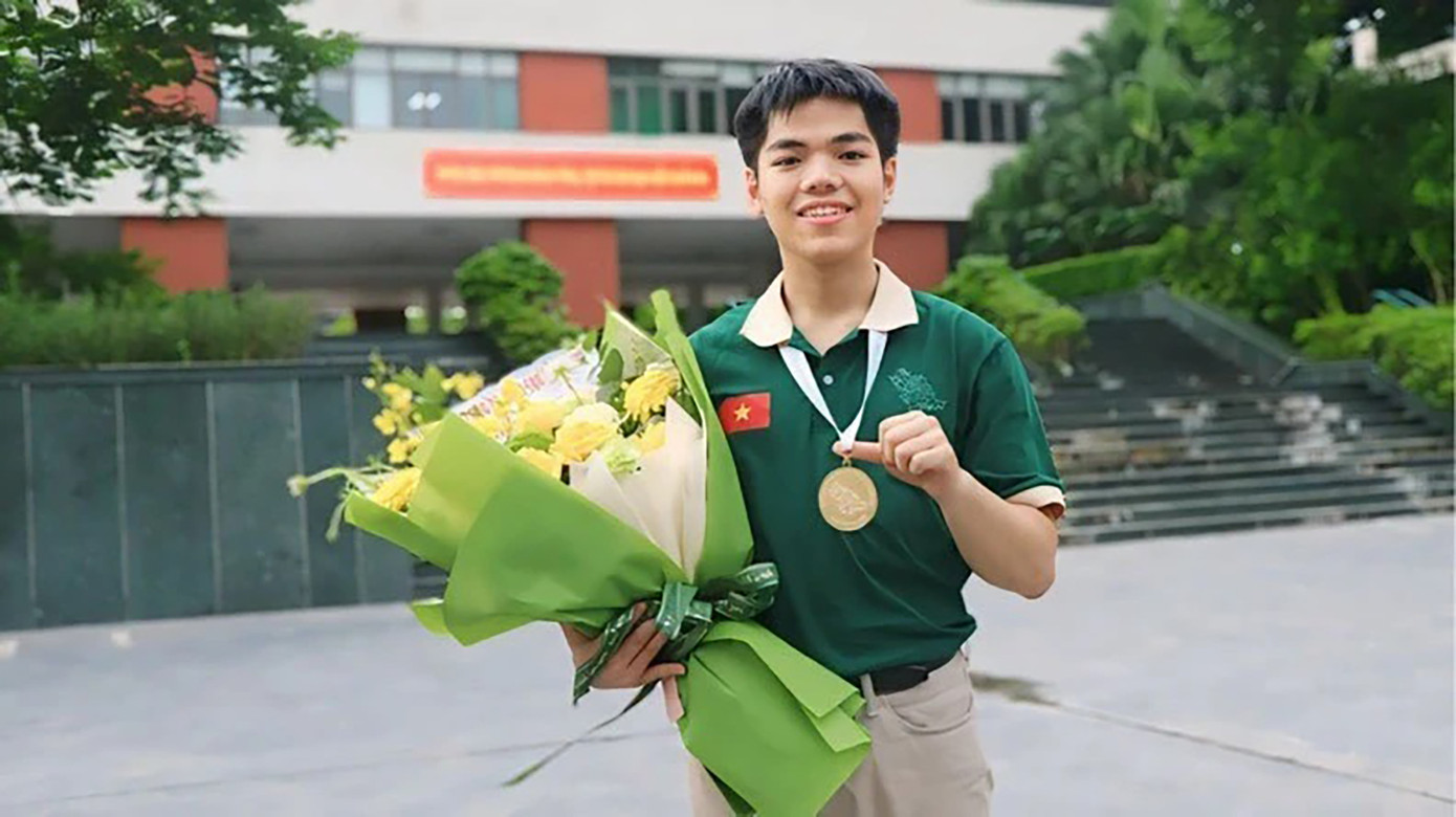 Nguyễn Hữu Tiến Hưng – Trường THPT Chuyên Bắc Ninh, nay là sinh viên ĐH Y Hà Nội. Tiến Hưng nổi bật với thành tích học tập xuất sắc, giành nhiều học bổng và luôn là tấm gương sáng trong học đường.