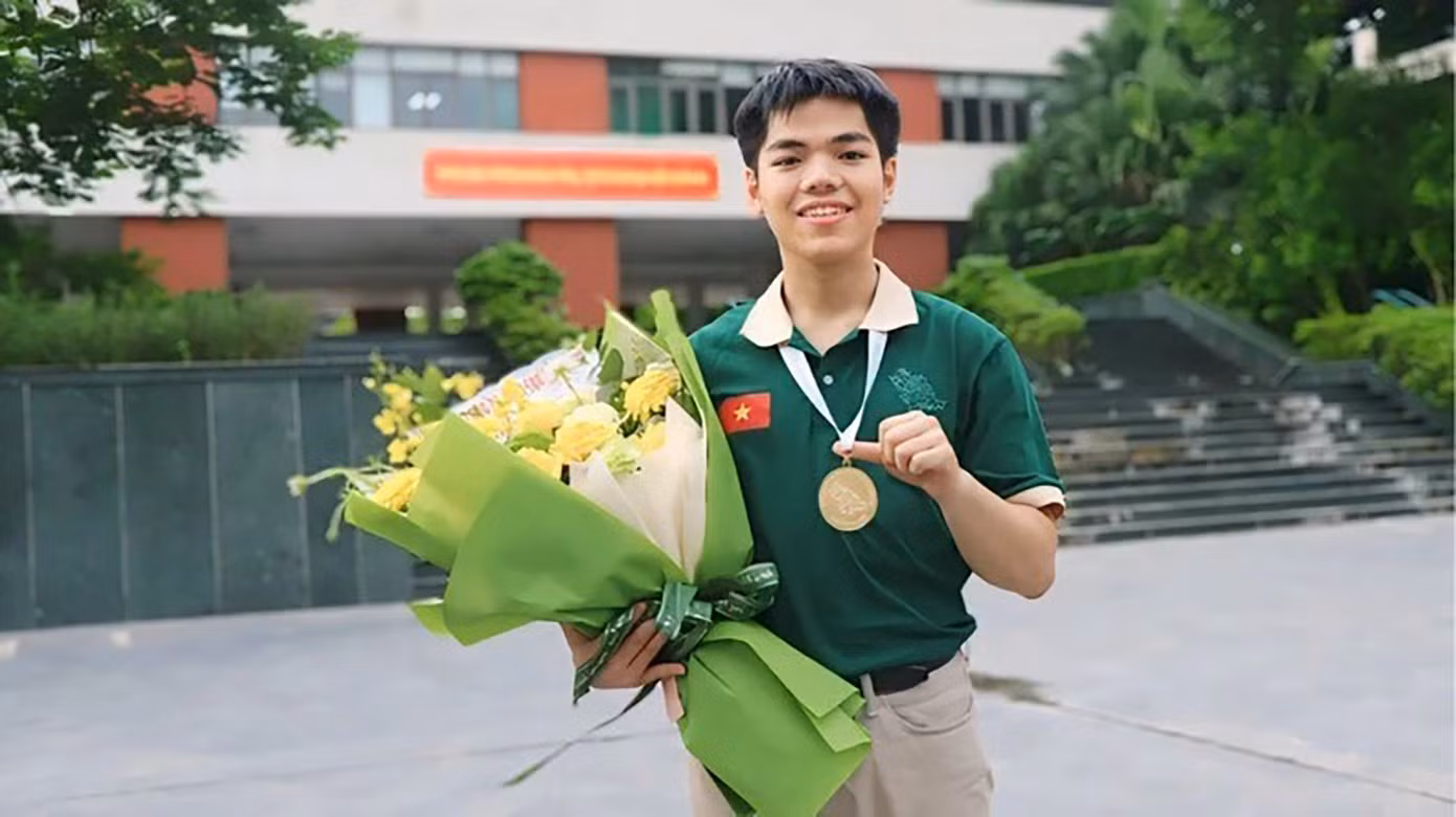 Nguyễn Hữu Tiến Hưng – Trường THPT Chuyên Bắc Ninh, nay là sinh viên ĐH Y Hà Nội. Tiến Hưng nổi bật với thành tích học tập xuất sắc, giành nhiều học bổng và luôn là tấm gương sáng trong học đường.