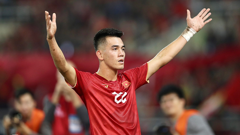 Nguyễn Tiến Linh – CLB Becamex Bình Dương, Tuyển thủ Quốc gia. Tiến Linh là một trong những cầu thủ bóng đá trẻ nổi bật của Việt Nam, với những thành tích đáng tự hào ở các giải đấu quốc tế và sự nghiệp thi đấu quốc gia hứa hẹn sẽ phát triển mạnh mẽ.