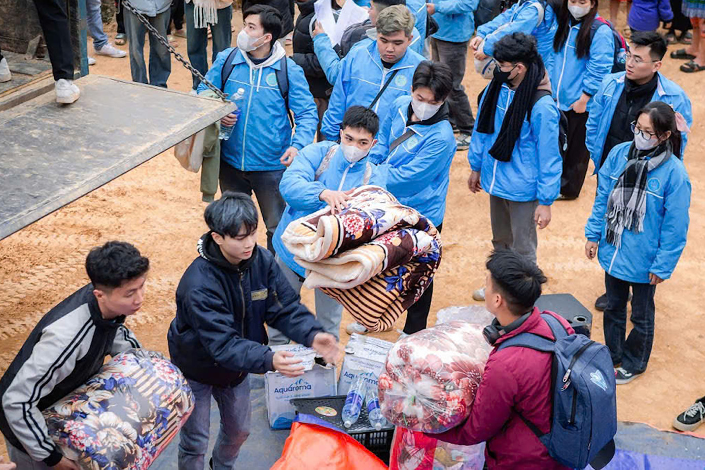 Sinh viên hăng hái tham gia các hoạt động Vì cộng đồng. Sinh viên hăng hái tham gia các hoạt động Vì cộng đồng.