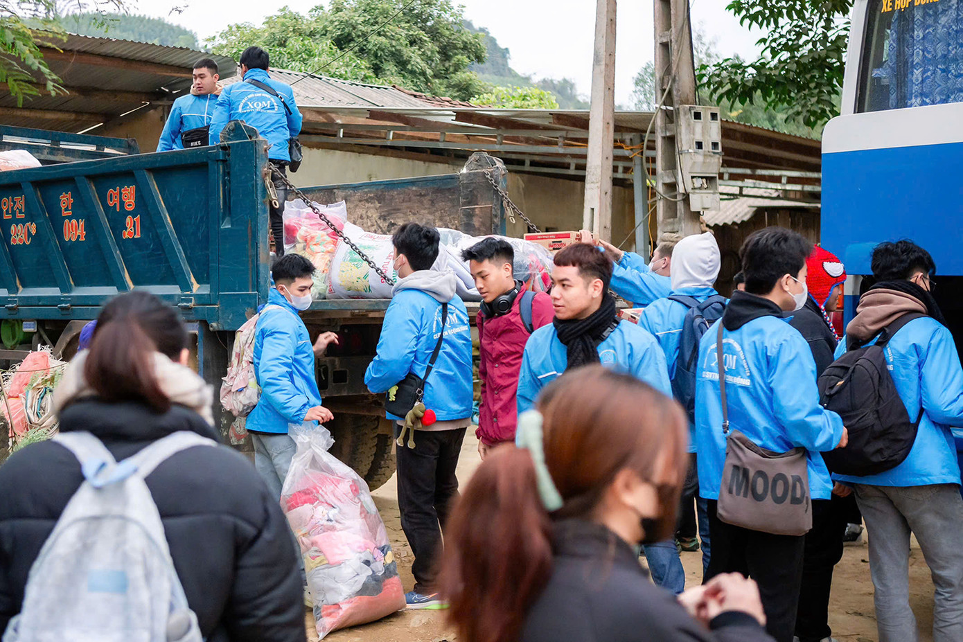 Sinh viên hăng hái tham gia các hoạt động Vì cộng đồng. Sinh viên hăng hái tham gia các hoạt động Vì cộng đồng.