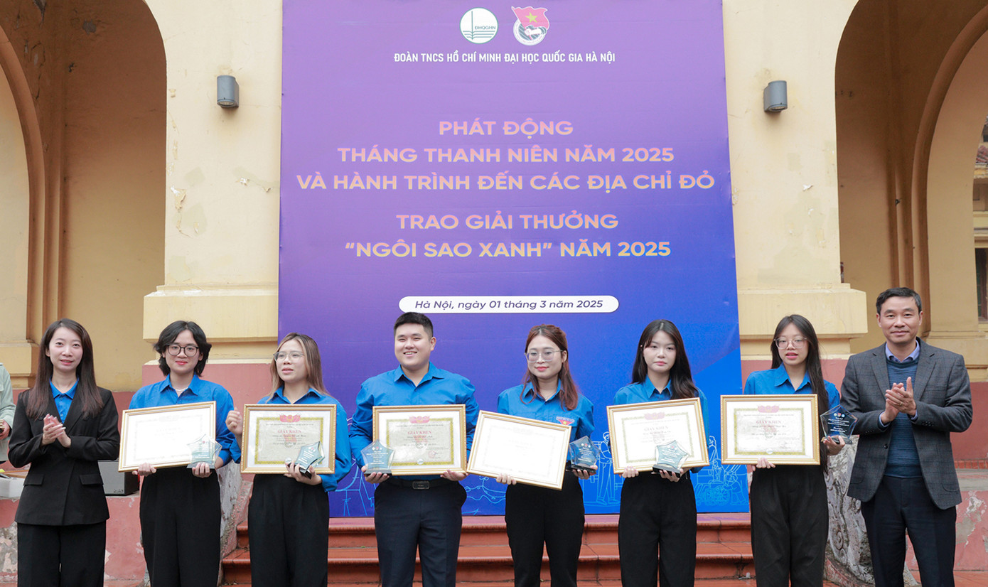 Sinh viên ĐHQG Hà Nội tổ chức khởi động Tháng Thanh niên 2025 tại địa chỉ đỏ. Sinh viên ĐHQG Hà Nội tổ chức khởi động Tháng Thanh niên 2025 tại địa chỉ đỏ.