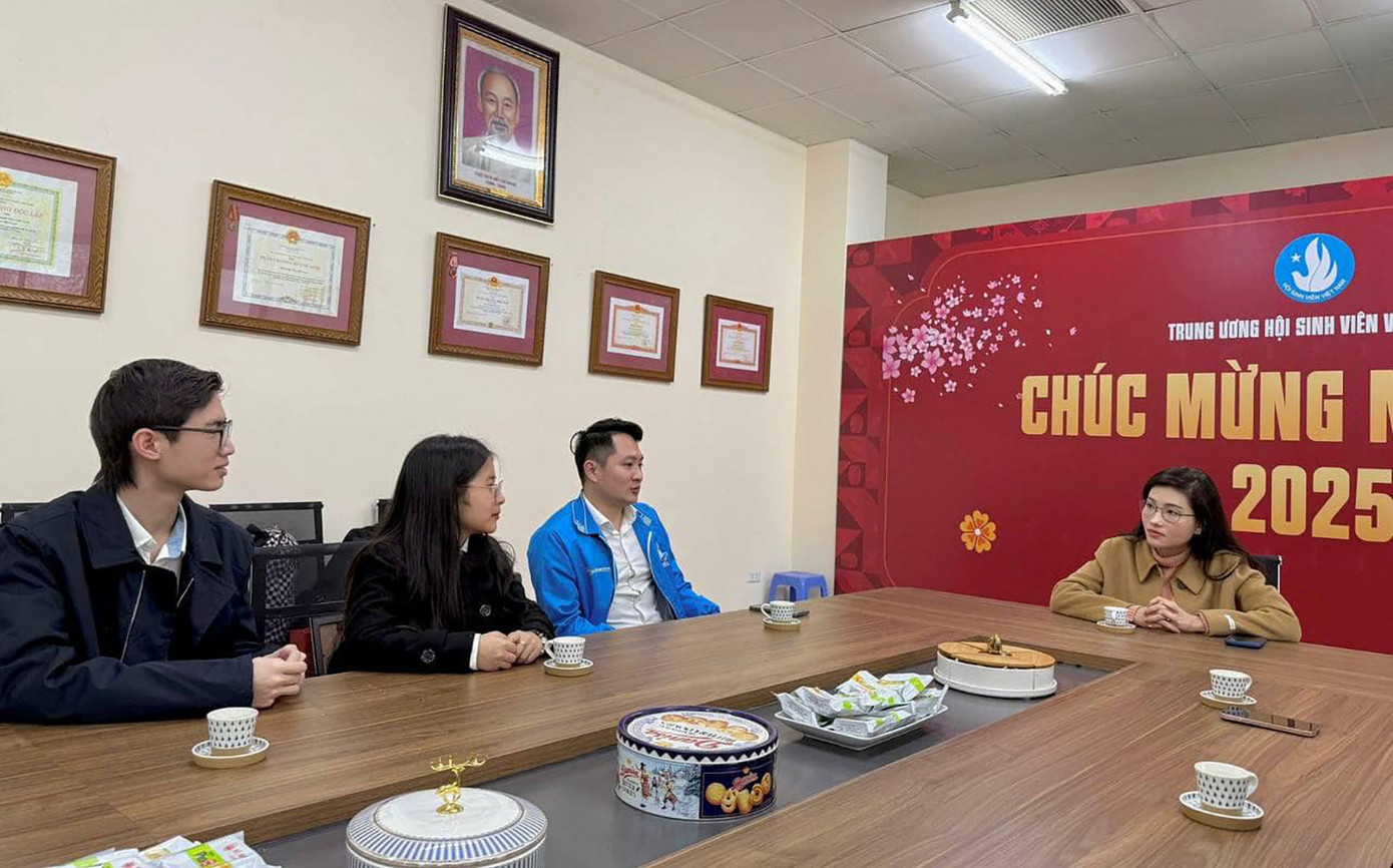 Chị Hồ Hồng Nguyên – Trưởng ban Thanh niên Trường học T.Ư Đoàn, Phó Chủ tịch thường trực T.Ư Hội Sinh viên Việt Nam tiếp đại diện Hội Sinh viên Việt Nam tại LB Nga. Chị Hồ Hồng Nguyên – Trưởng ban Thanh niên Trường học T.Ư Đoàn, Phó Chủ tịch thường trực T.Ư Hội Sinh viên Việt Nam tiếp đại diện Hội Sinh viên Việt Nam tại LB Nga.