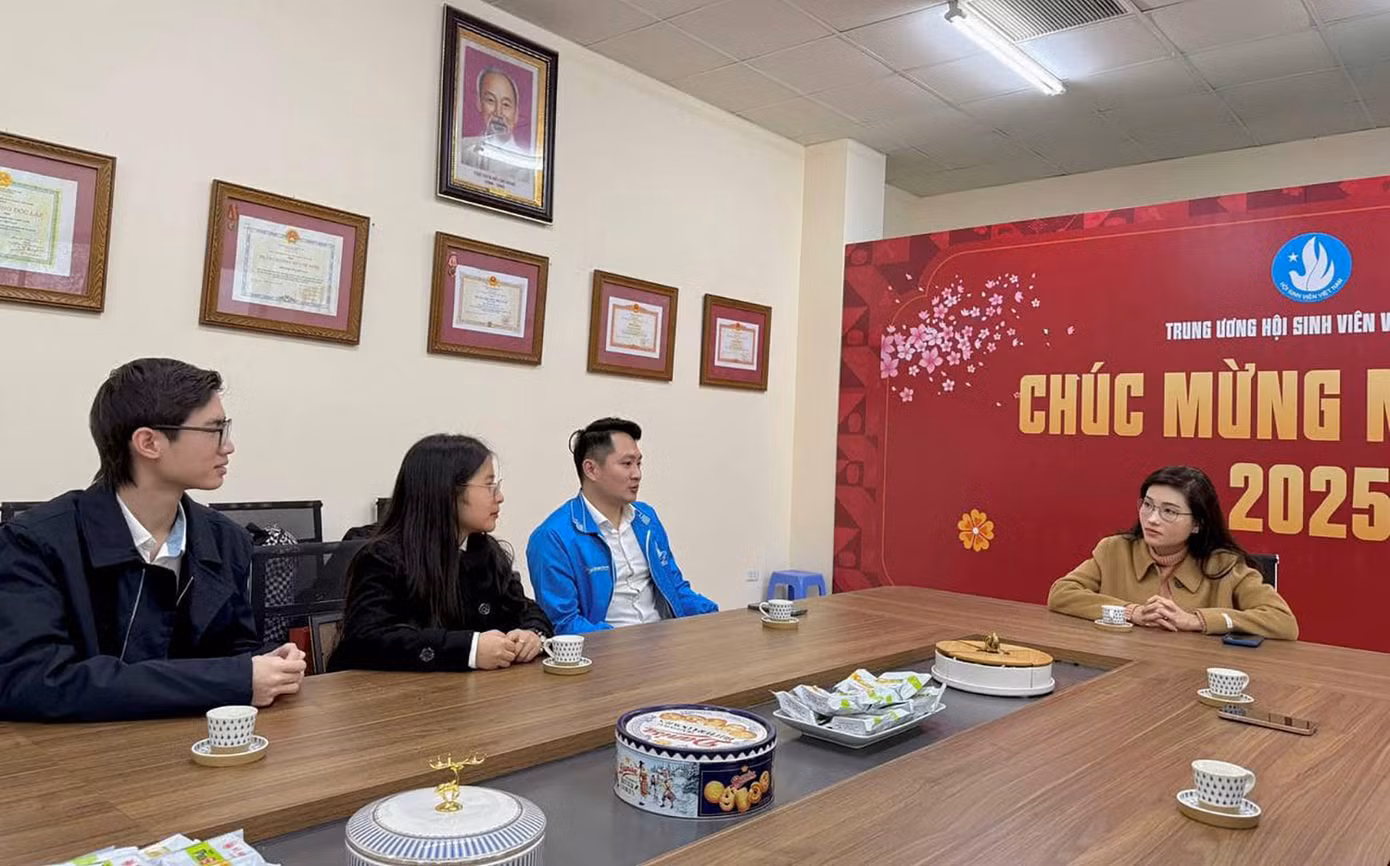 Chị Hồ Hồng Nguyên – Trưởng ban Thanh niên Trường học T.Ư Đoàn, Phó Chủ tịch thường trực T.Ư Hội Sinh viên Việt Nam tiếp đại diện Hội Sinh viên Việt Nam tại LB Nga.