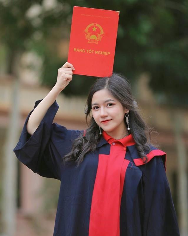 Không chỉ xinh xắn, Ngọc Mai cũng có bảng thành tích học tập tốt như từng đạt giải Nhì học sinh giỏi môn Văn quốc gia, giải Ba cuộc thi Khoa học kỹ thuật cho học sinh trung học năm 2018. Nữ sinh hiện đang theo học tại trường ĐH Kinh tế quốc dân.