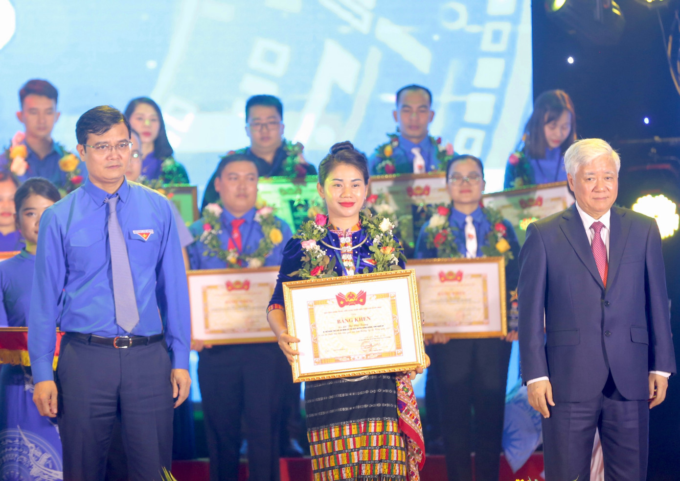 Bí thư T.Ư Đảng, Chủ tịch Ủy ban T.Ư Mặt trận Tổ quốc Việt Nam Đỗ Văn Chiến và anh Bùi Quang Huy - Ủy viên dự khuyết T.Ư Đảng, Bí thư thứ nhất T.Ư Đoàn trao Bằng khen cho cán bộ Đoàn nhận Giải thưởng Lý Tự Trọng, năm 2023. Bí thư T.Ư Đảng, Chủ tịch Ủy ban T.Ư Mặt trận Tổ quốc Việt Nam Đỗ Văn Chiến và anh Bùi Quang Huy - Ủy viên dự khuyết T.Ư Đảng, Bí thư thứ nhất T.Ư Đoàn trao Bằng khen cho cán bộ Đoàn nhận Giải thưởng Lý Tự Trọng, năm 2023.