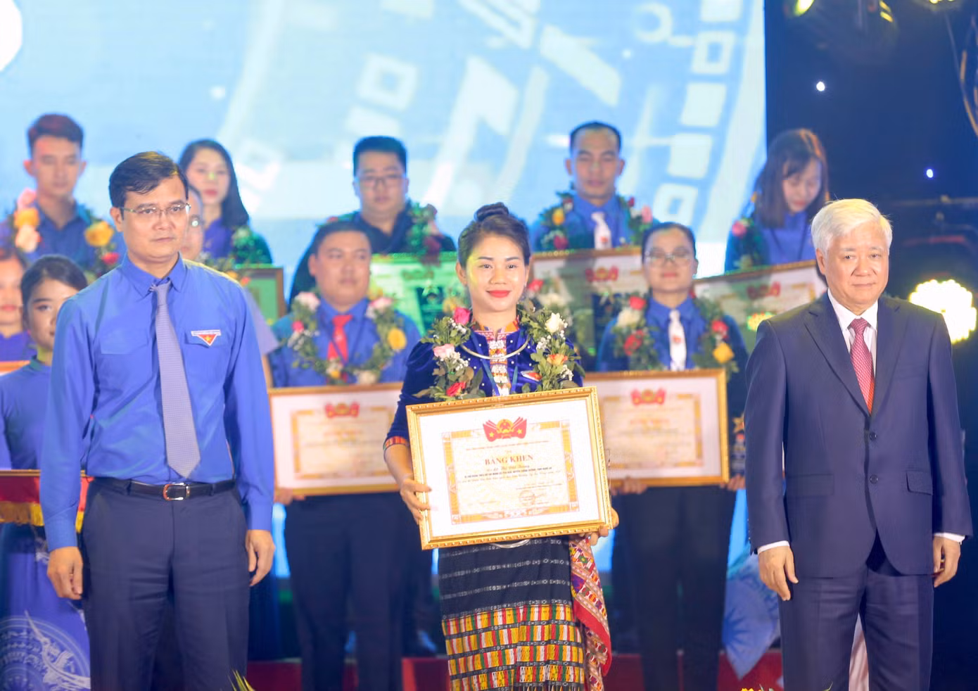 Bí thư T.Ư Đảng, Chủ tịch Ủy ban T.Ư Mặt trận Tổ quốc Việt Nam Đỗ Văn Chiến và anh Bùi Quang Huy - Ủy viên dự khuyết T.Ư Đảng, Bí thư thứ nhất T.Ư Đoàn trao Bằng khen cho cán bộ Đoàn nhận Giải thưởng Lý Tự Trọng, năm 2023.