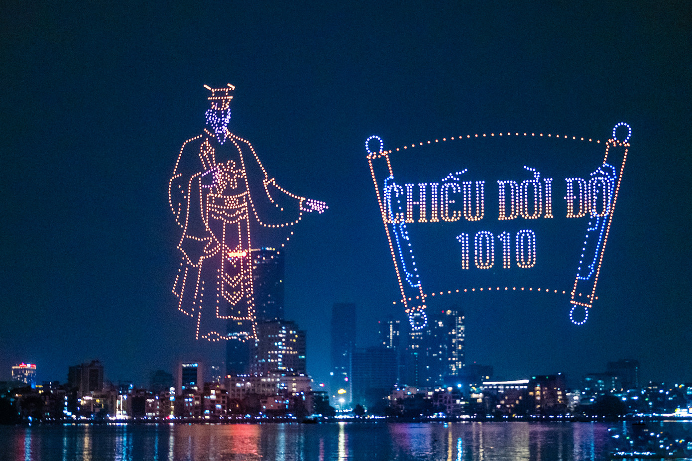 Tối ngày 30 tháng Chạp, tại khu vực Hồ Tây (Hà Nội), đã diễn ra màn trình diễn Lễ hội ánh sáng nghệ thuật Hà Nội - Rực rỡ Thăng Long.