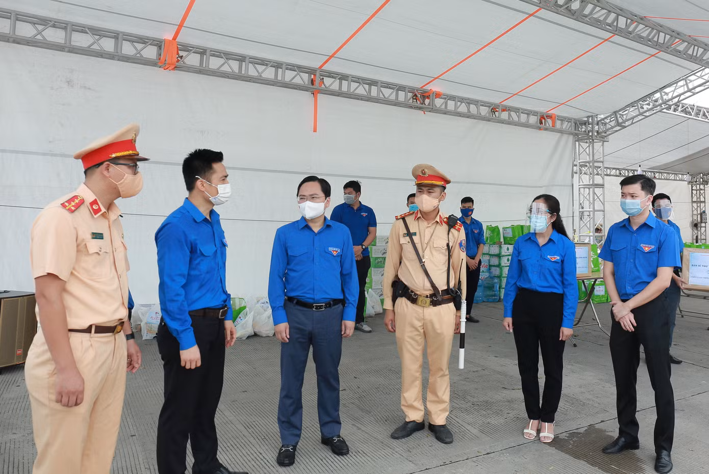 Bí thư thứ nhất T.Ư Đoàn động viên tinh thần nỗ lực, không ngại khó khăn của các cán bộ, chiến sĩ, lực lượng y tế, tình nguyện viên làm nhiệm vụ tại chốt kiểm soát phòng, chống dịch, đảm bảo lưu thông hàng hóa, nhu yếu phẩm. Bí thư thứ nhất T.Ư Đoàn động viên tinh thần nỗ lực, không ngại khó khăn của các cán bộ, chiến sĩ, lực lượng y tế, tình nguyện viên làm nhiệm vụ tại chốt kiểm soát phòng, chống dịch, đảm bảo lưu thông hàng hóa, nhu yếu phẩm.