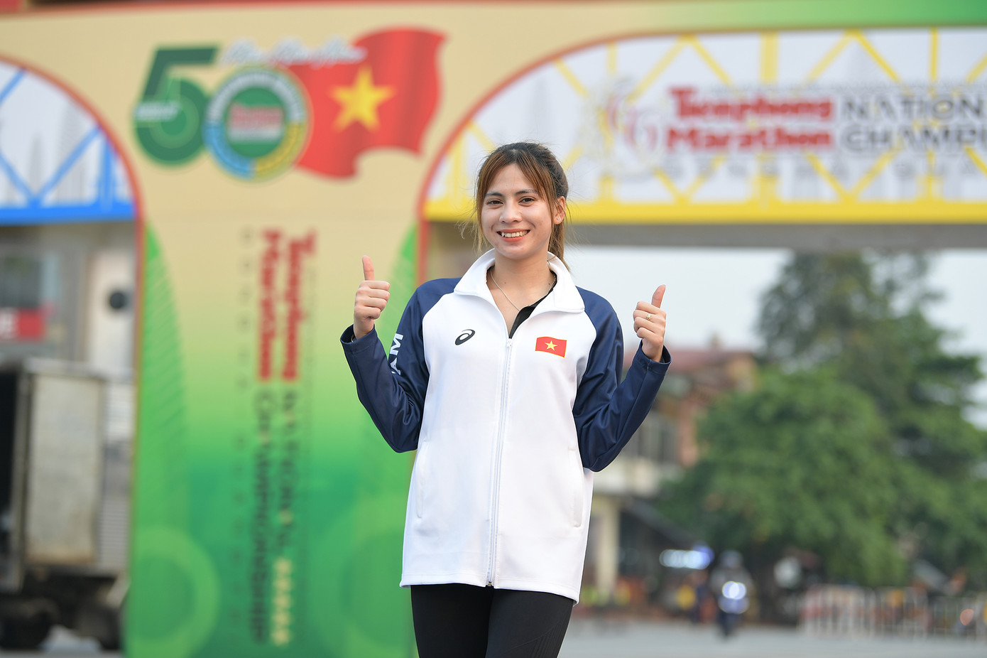 Chị Linh Tây (đội marathon Thái Bình), chia sẻ: "Quảng Trị có thời tiết khá nắng nhưng mát mẻ vào sáng sớm, rất thích hợp cho chạy bộ. Chúng tôi đã tập luyện trên một số cung đường chính của giải để làm quen với địa hình. Các vận động viên đều có tinh thần rất tốt và sẵn sàng cho ngày thi đấu".