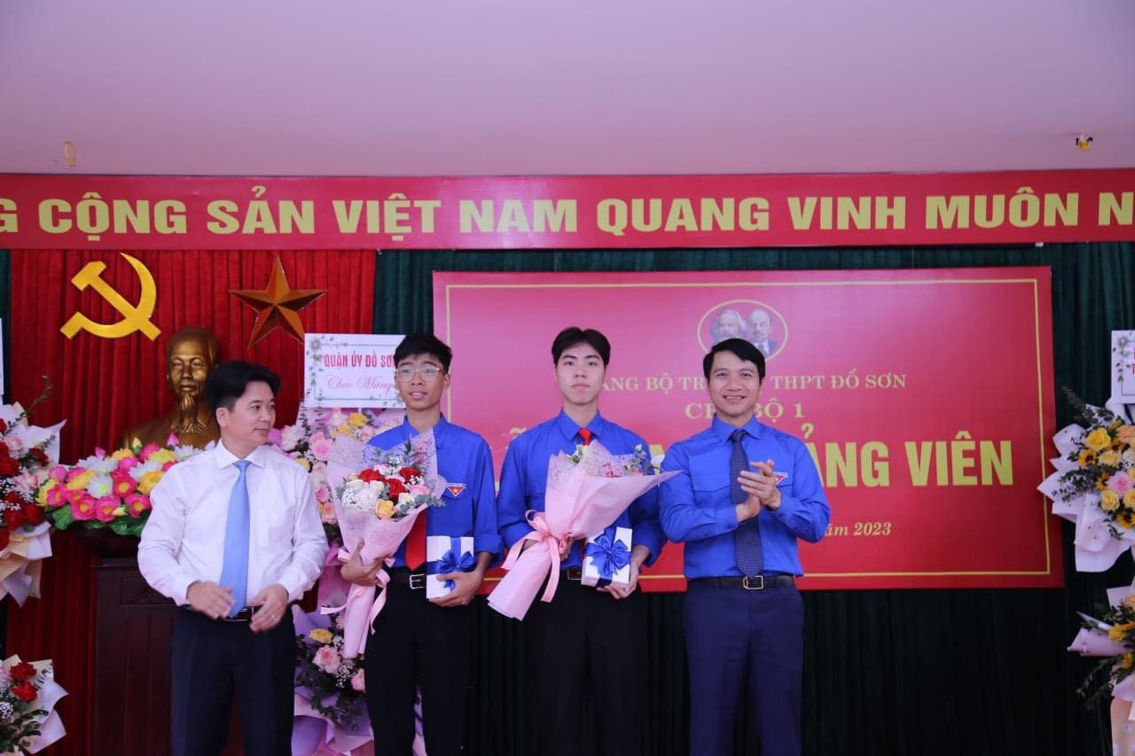 Tặng hoa chúc mừng tân đảng viên trường THPT Đồ Sơn (TP. Hải Phòng). Tặng hoa chúc mừng tân đảng viên trường THPT Đồ Sơn (TP. Hải Phòng).