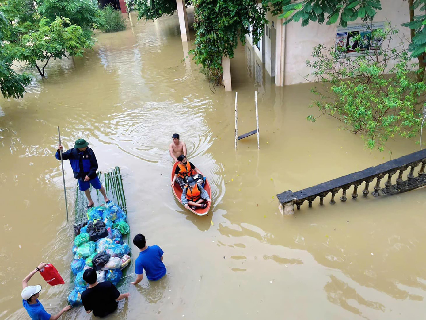 Nhiều tình nguyện viên đã vận chuyển liên tục hàng chục chuyến hàng nhu yếu phẩm trong ngày tới các điểm ngập lụt. Ảnh: TỈNH ĐOÀN TUYÊN QUANG