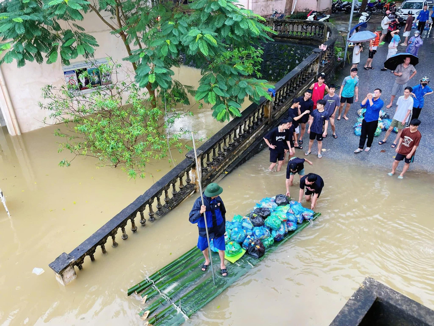 Nhiều tình nguyện viên đã vận chuyển liên tục hàng chục chuyến hàng nhu yếu phẩm trong ngày tới các điểm ngập lụt. Ảnh: TỈNH ĐOÀN TUYÊN QUANG