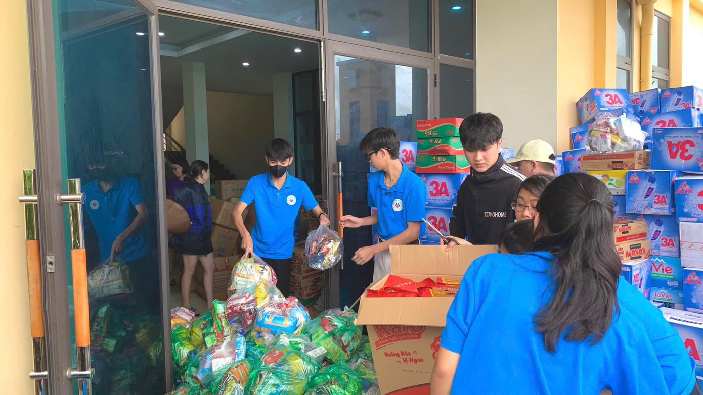 Hàng chục tình nguyện viên cùng các tổ chức từ thiện đã tập trung để phân phát đồ tiếp tế là các nhu yếu phẩm như nước uống, mì tôm, bánh mì, áo phao cho người dân bị ngập lụt của TP. Tuyên Quang (tỉnh Tuyên Quang).