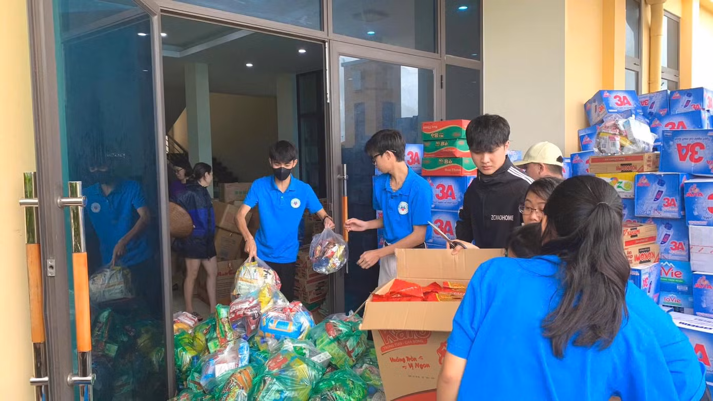 Hàng chục tình nguyện viên cùng các tổ chức từ thiện đã tập trung để phân phát đồ tiếp tế là các nhu yếu phẩm như nước uống, mì tôm, bánh mì, áo phao cho người dân bị ngập lụt của TP. Tuyên Quang (tỉnh Tuyên Quang).