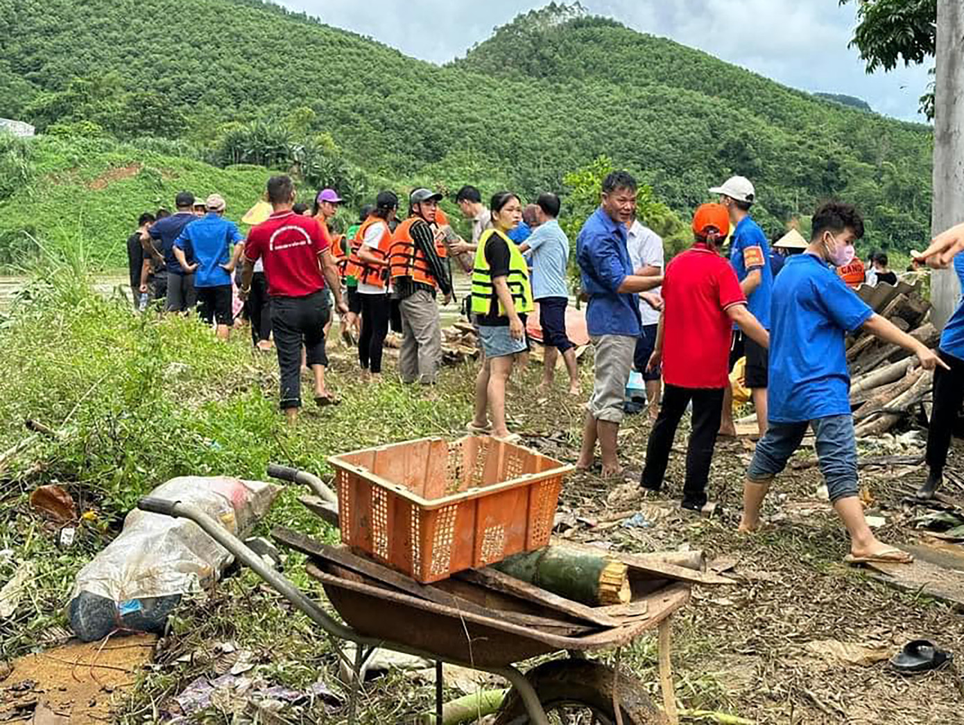Hàng chục tình nguyện viên áo xanh hỗ trợ chuyển nhu yếu phẩm. Những tình cảm ấm áp này đã hỗ trợ phần nào về tinh thần, vật chất, động viên, tiếp sức, làm vơi bớt những khó khăn, góp phần giúp nhân dân chống lũ, sớm khôi phục sản xuất ổn định đời sống