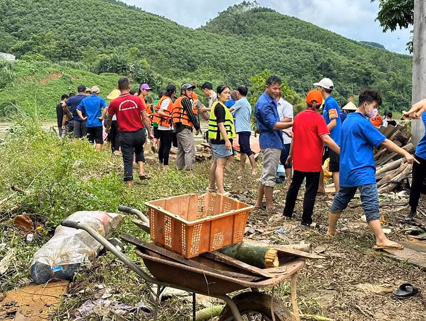 Hàng chục tình nguyện viên áo xanh hỗ trợ chuyển nhu yếu phẩm. Những tình cảm ấm áp này đã hỗ trợ phần nào về tinh thần, vật chất, động viên, tiếp sức, làm vơi bớt những khó khăn, góp phần giúp nhân dân chống lũ, sớm khôi phục sản xuất ổn định đời sống