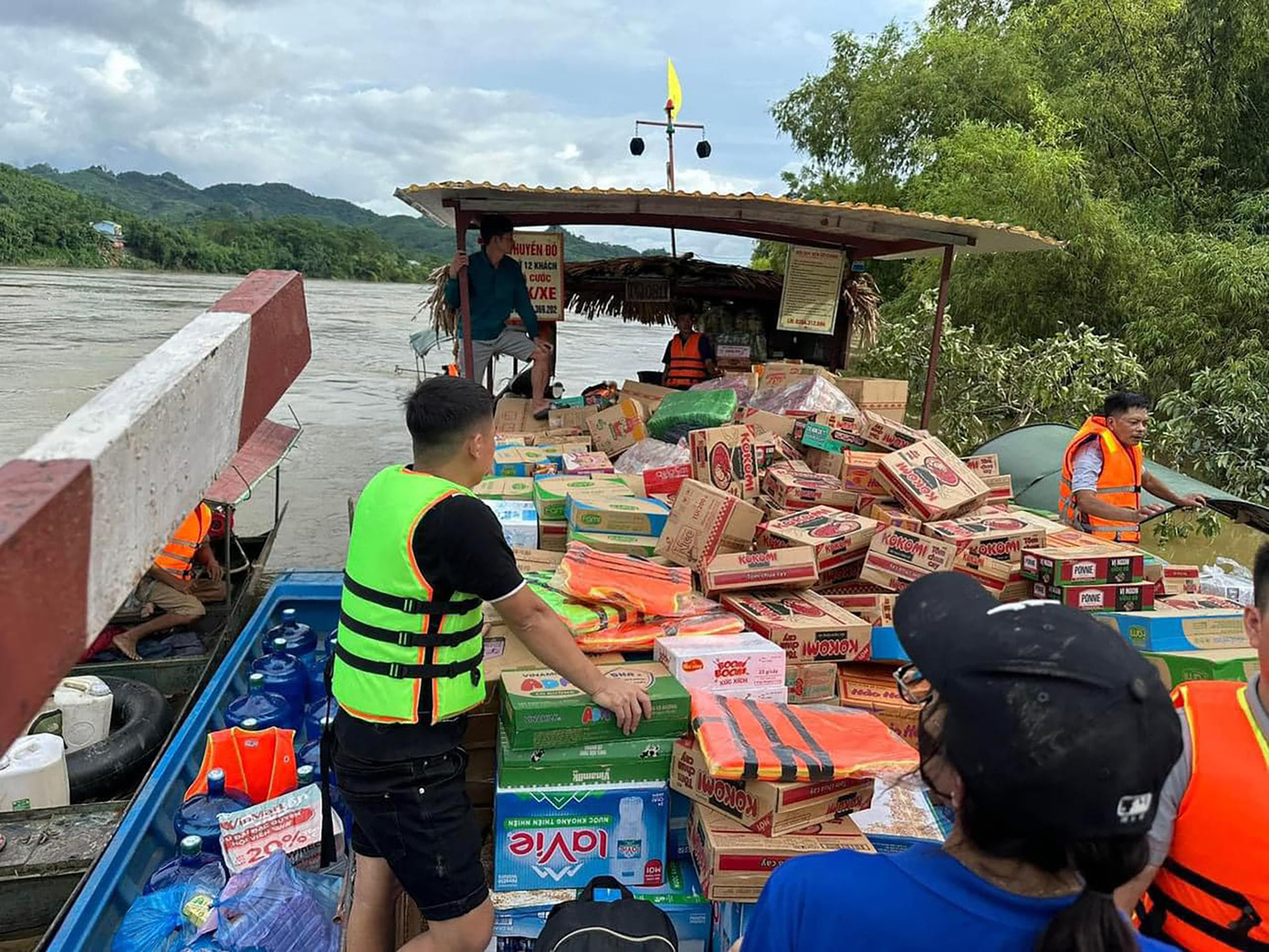 Sau khi tiếp nhận và vận chuyển nhu yếu phẩm cần thiết đến những địa bàn còn bị ngập lụt để hỗ trợ cho người dân.