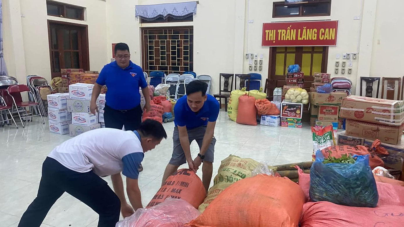 Hàng chục tình nguyện viên cùng các tổ chức từ thiện đã tập trung để phân phát đồ tiếp tế là các nhu yếu phẩm như nước uống, mì tôm, bánh mì, áo phao cho người dân bị ngập lụt của TP. Tuyên Quang (tỉnh Tuyên Quang).