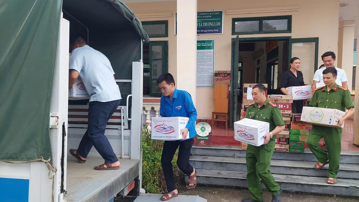 Hàng chục tình nguyện viên cùng các tổ chức từ thiện đã tập trung để phân phát đồ tiếp tế là các nhu yếu phẩm như nước uống, mì tôm, bánh mì, áo phao cho người dân bị ngập lụt của TP. Tuyên Quang (tỉnh Tuyên Quang).