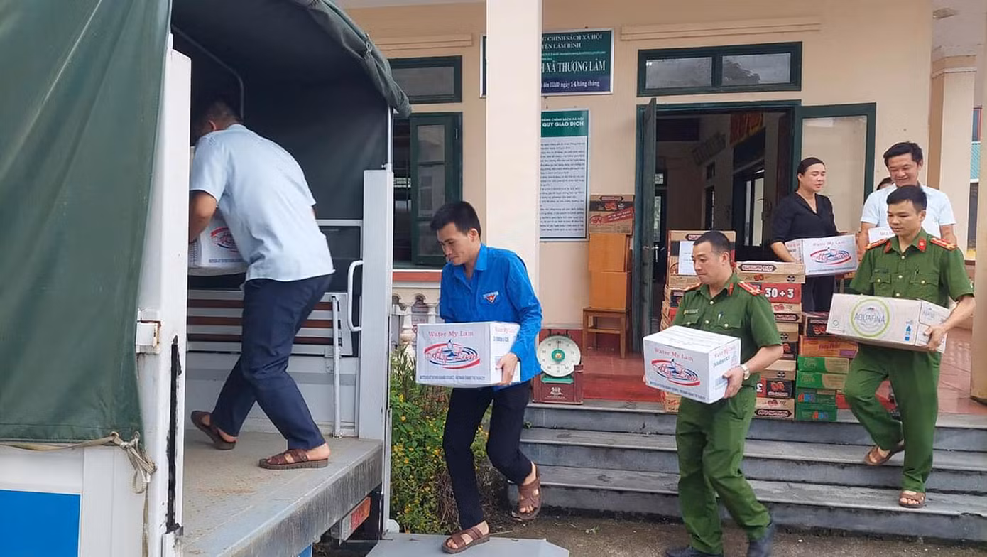 Hàng chục tình nguyện viên cùng các tổ chức từ thiện đã tập trung để phân phát đồ tiếp tế là các nhu yếu phẩm như nước uống, mì tôm, bánh mì, áo phao cho người dân bị ngập lụt của TP. Tuyên Quang (tỉnh Tuyên Quang).