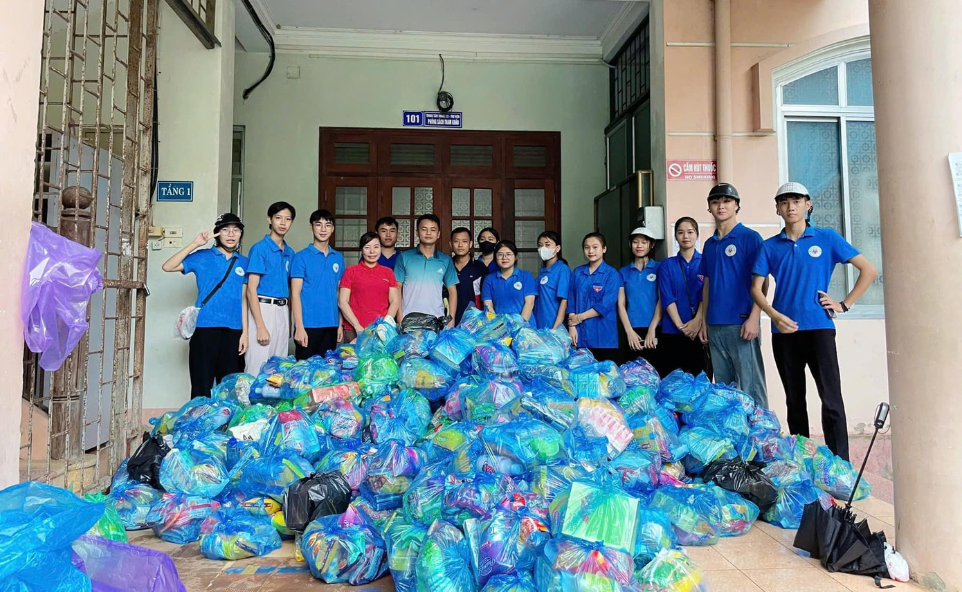 Nhiều tấn hàng cứu trợ được các đoàn thể, cá nhân gửi đến đồng bào bị lũ lụt tại TP Tuyên Quang (tỉnh Tuyên Quang), được những thanh niên áo xanh hỗ trợ bốc dỡ, vận chuyển đến tận tay người dân.