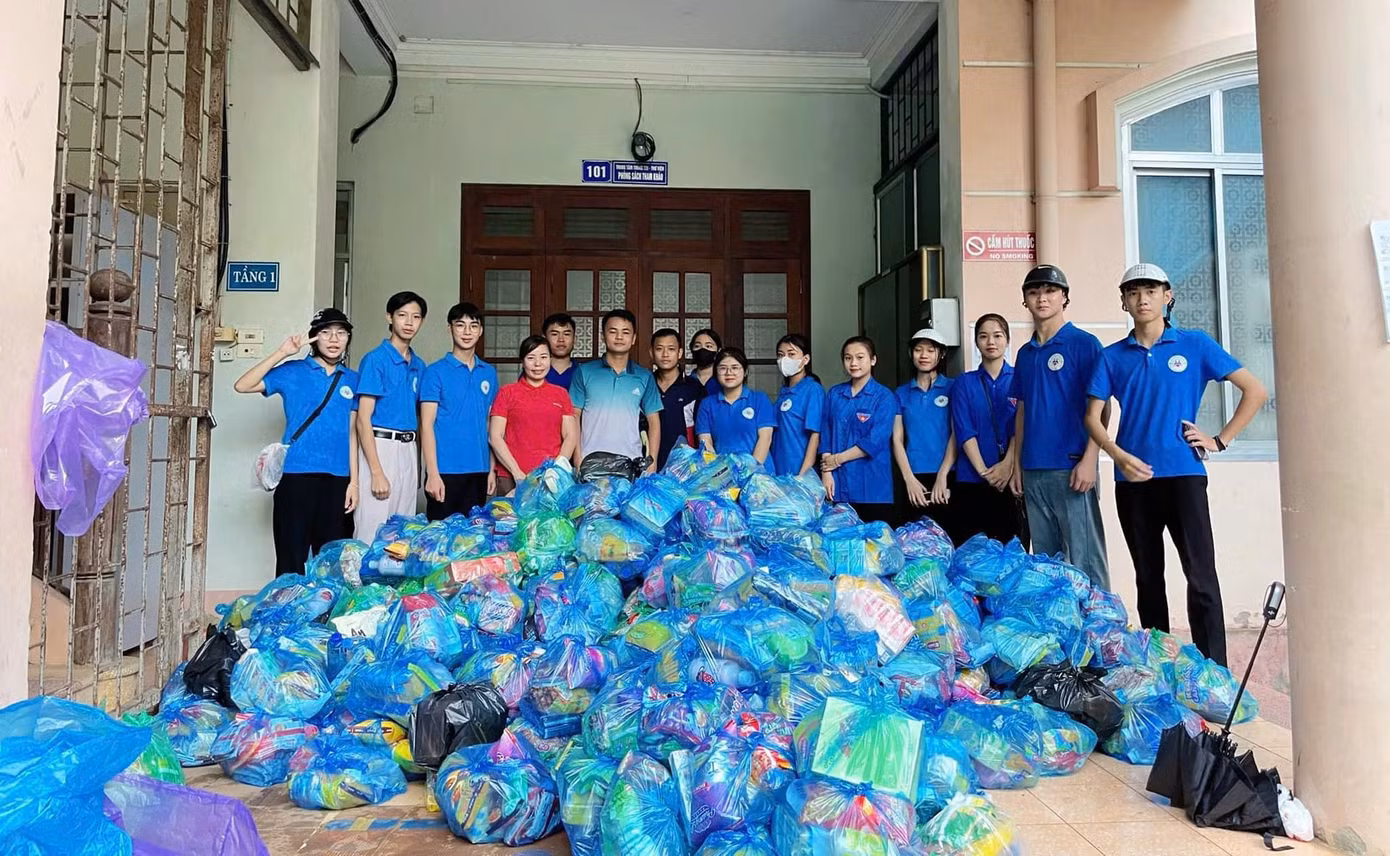 Nhiều tấn hàng cứu trợ được các đoàn thể, cá nhân gửi đến đồng bào bị lũ lụt tại TP Tuyên Quang (tỉnh Tuyên Quang), được những thanh niên áo xanh hỗ trợ bốc dỡ, vận chuyển đến tận tay người dân.