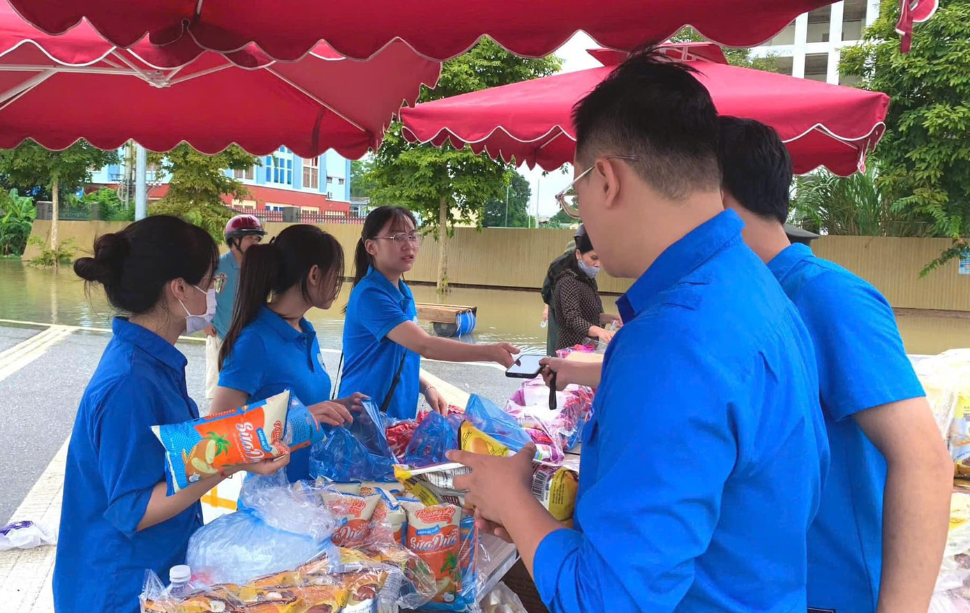 Hàng chục tình nguyện viên cùng các tổ chức từ thiện đã tập trung để phân phát đồ tiếp tế là các nhu yếu phẩm như nước uống, mì tôm, bánh mì, áo phao cho người dân bị ngập lụt của TP. Tuyên Quang (tỉnh Tuyên Quang).