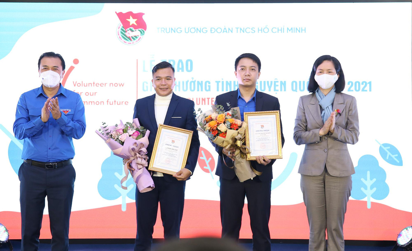 Ban Tổ chức trao giải cho những tập thể đoạt giải thưởng. Ban Tổ chức trao giải cho những tập thể đoạt giải thưởng.