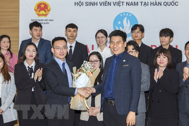 Chủ tịch VSAK khóa VIII Trần Thiện Quang (phải) tặng hoa chúc mừng tân Chủ tịch VSAK khóa IX Nguyễn Trần Hưng. Ảnh: ANH NGUYÊN/Vietnam+) Chủ tịch VSAK khóa VIII Trần Thiện Quang (phải) tặng hoa chúc mừng tân Chủ tịch VSAK khóa IX Nguyễn Trần Hưng. Ảnh: ANH NGUYÊN/Vietnam+)