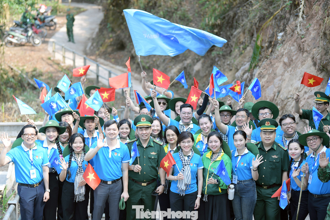 Chiều ngày 25/4, đoàn đại biểu Hành trình 'Sinh viên với khát vọng non sông' do Bí thư T.Ư Đoàn, Chủ tịch T.Ư Hội Sinh viên Việt Nam Nguyễn Minh Triết làm Trưởng đoàn đã làm lễ chào cờ và hát Quốc ca.
