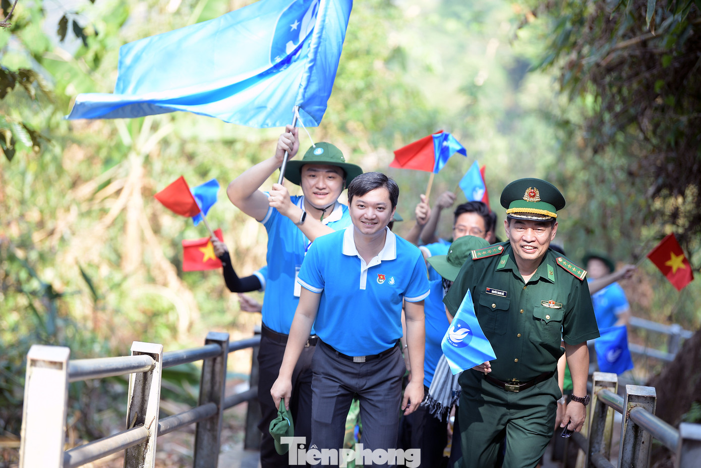 Các đại biểu tham gia Hành trình Check-in tại cột mốc ngã ba biên giới Việt Nam - Lào - Trung Quốc.