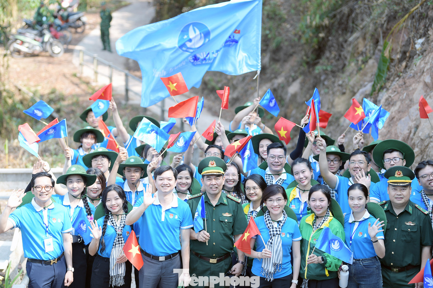 Hành trình “Sinh viên với khát vọng non sông” do Bí thư Trung ương Đoàn, Chủ tịch Hội Sinh viên Việt Nam - anh Nguyễn Minh Triết làm trưởng đoàn.