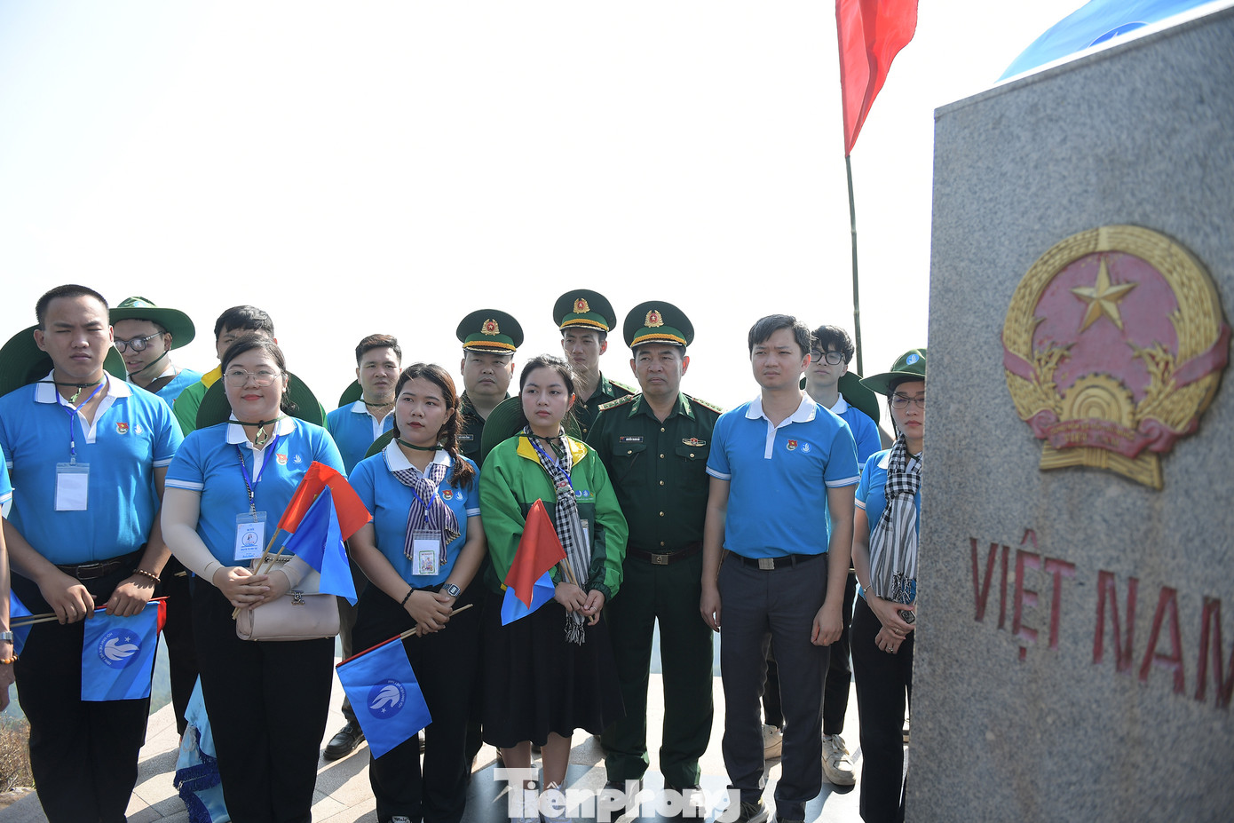 Sau lễ chào cờ, hát Quốc ca, Trung tá Đoàn Thanh Tuấn, Chính trị viên Đồn Biên phòng A Pa Chải giới thiệu với đoàn Hành trình thông tin địa lý về tuyến biên giới Việt Nam – Lào; Việt Nam – Trung Quốc, tại khu vực xã Sín Thầu, huyện Mường Nhé.