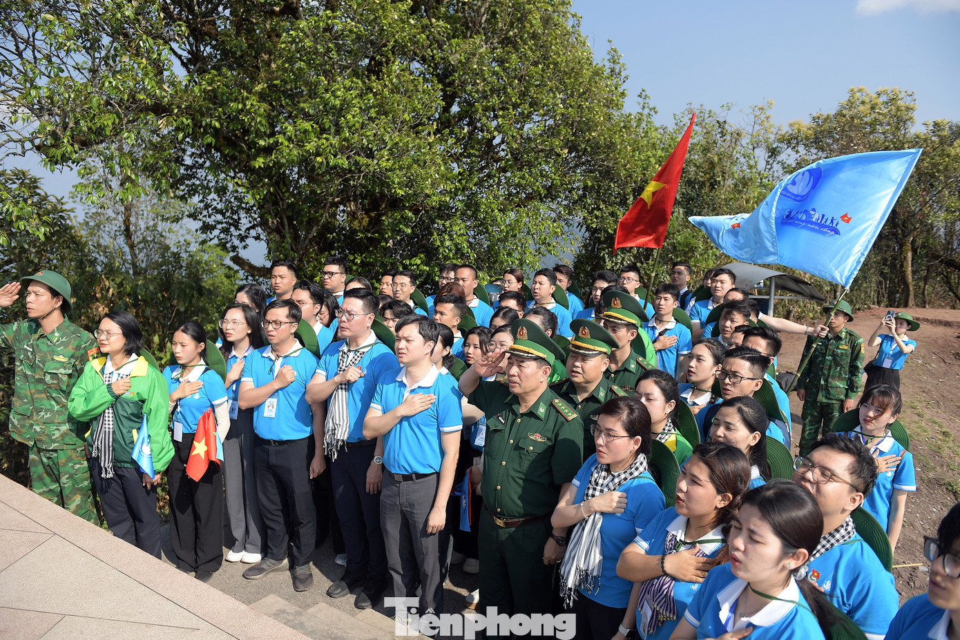Đoàn đại biểu đã thực hiện nghi thức chào cờ chủ quyền.