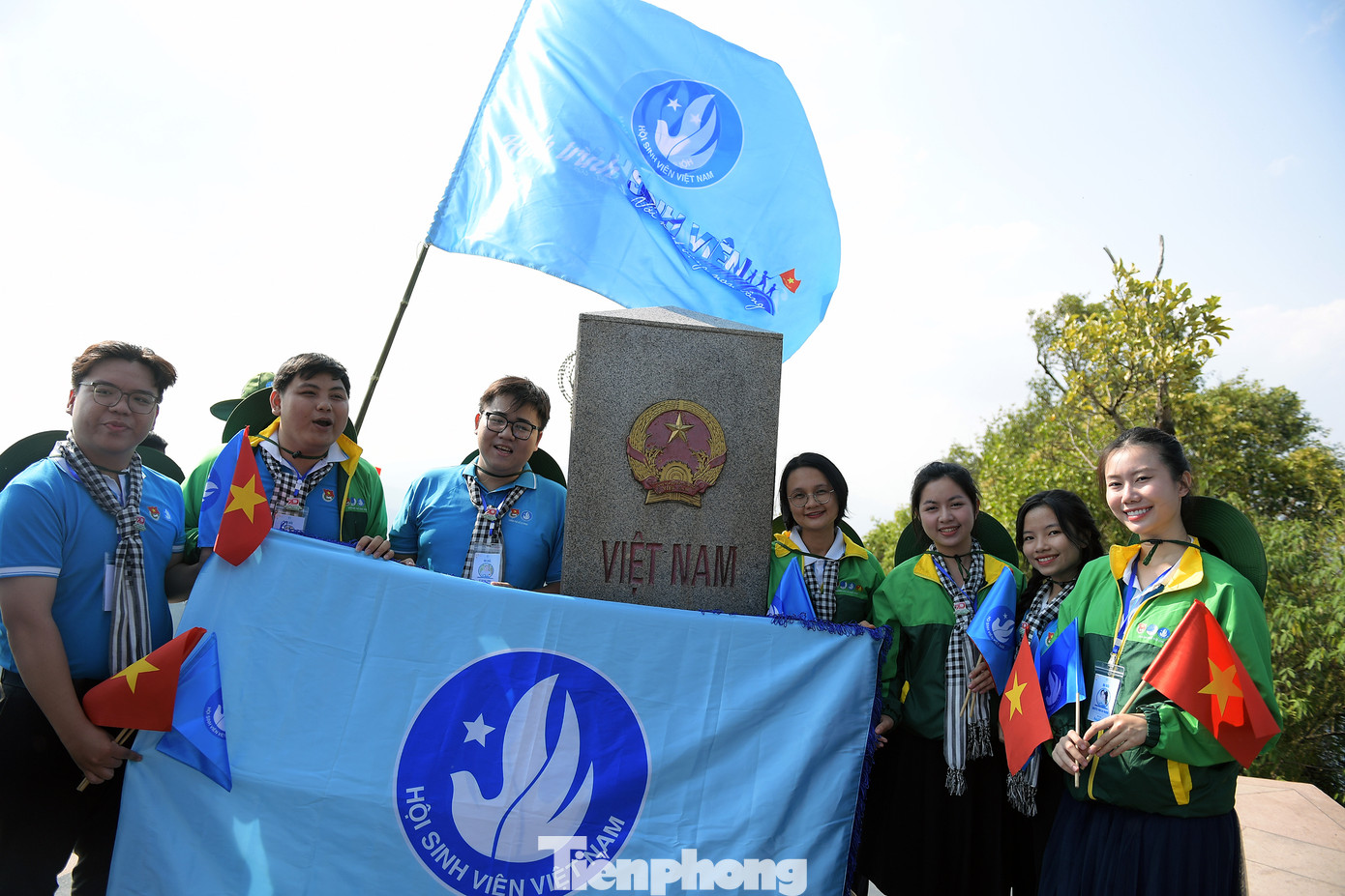 Các đại biểu tham gia Hành trình Check-in tại cột mốc ngã ba biên giới Việt Nam - Lào - Trung Quốc.
