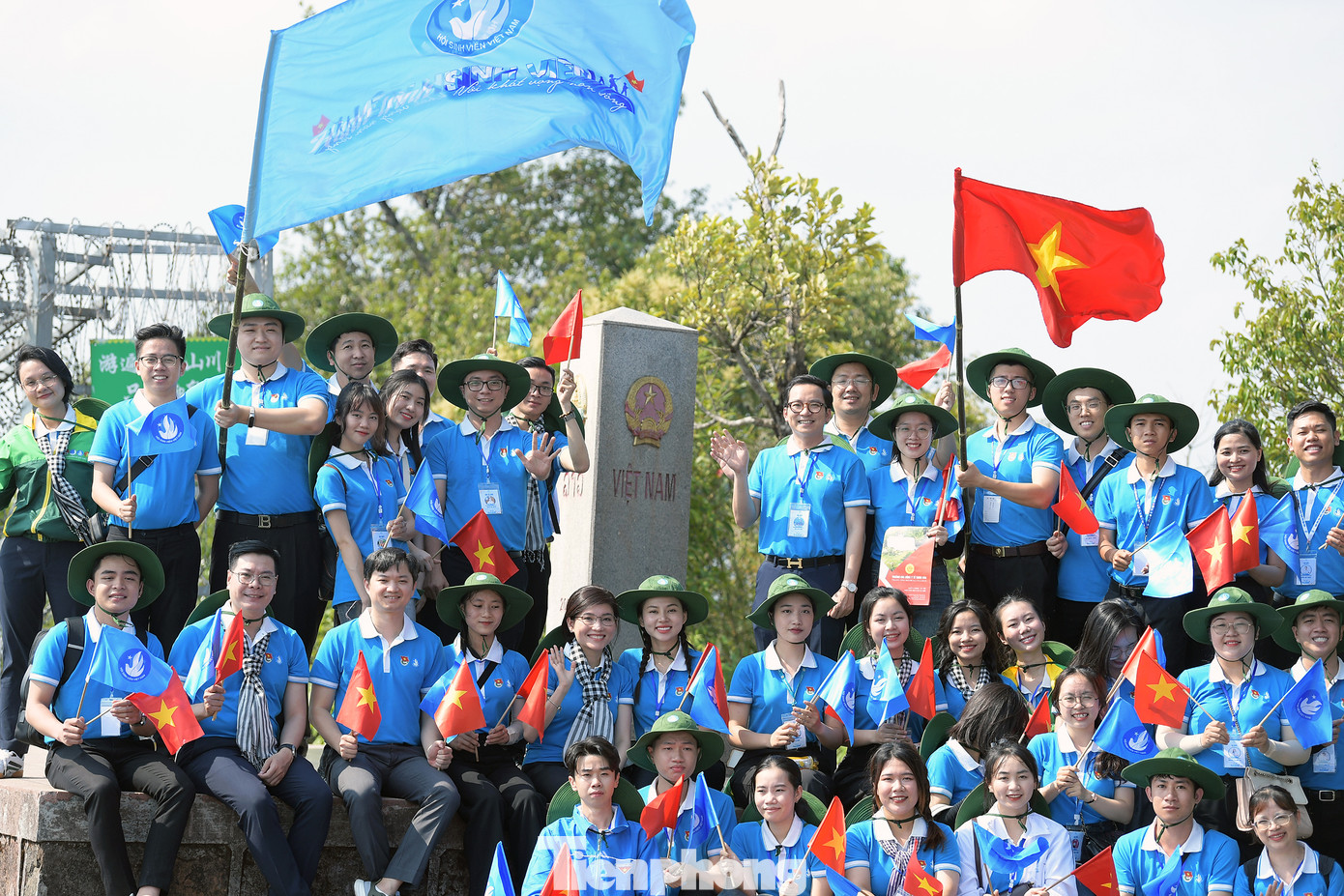 Các đại biểu tham gia Hành trình Check-in tại cột mốc ngã ba biên giới Việt Nam - Lào - Trung Quốc.