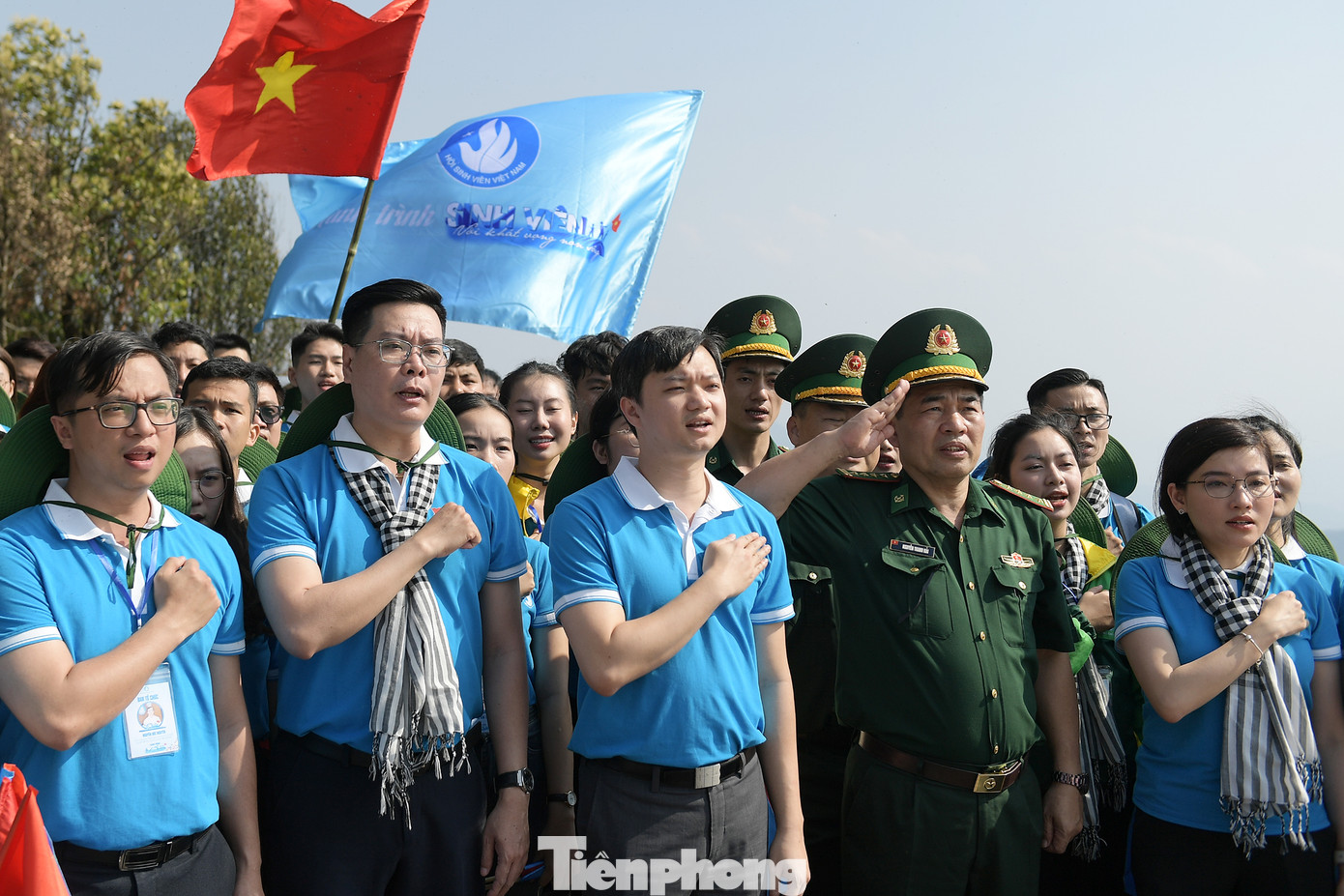 Đoàn đại biểu đã thực hiện nghi thức chào cờ chủ quyền.