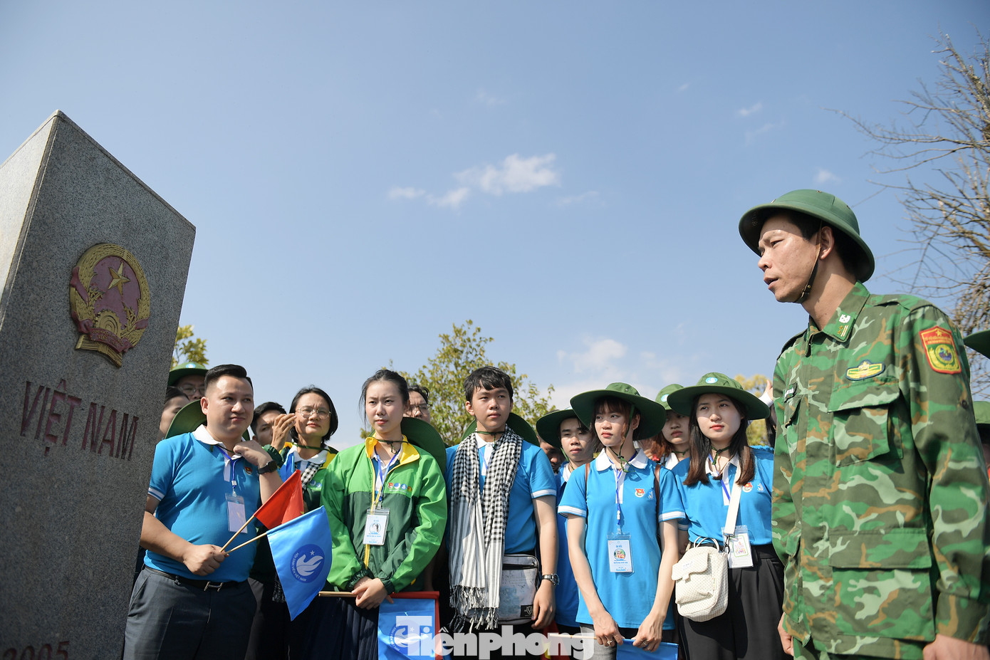 Giới thiệu với đoàn hành trình thông tin địa lý về tuyến biên giới Việt Nam – Lào; Việt Nam – Trung Quốc.