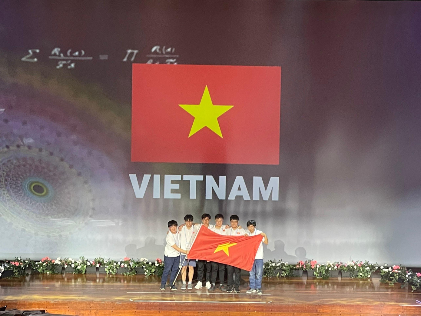 Học sinh Việt Nam giành điểm tuyệt đối tại Cuộc thi Olympic Toán học quốc tế 2022. Học sinh Việt Nam giành điểm tuyệt đối tại Cuộc thi Olympic Toán học quốc tế 2022.