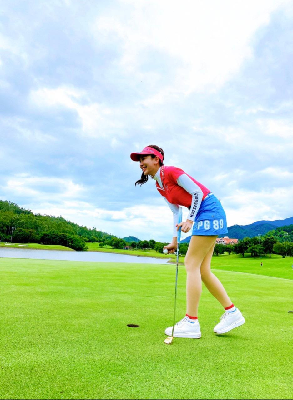 Hình ảnh cô nàng trên sân golf.