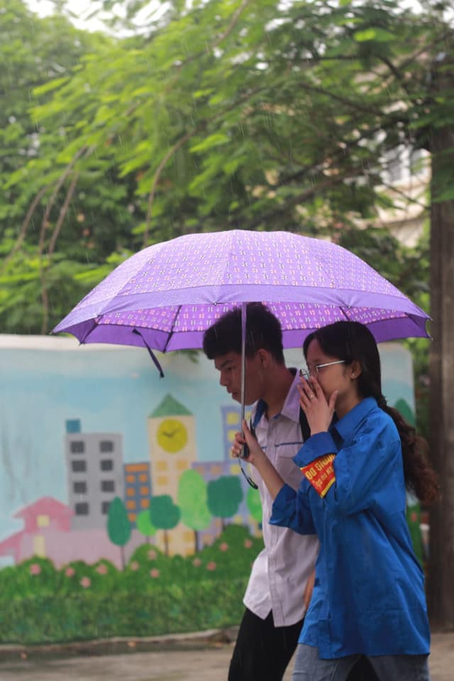 Tình nguyện viên đã thực hiện nhiều hoạt động ý nghĩa: Hướng dẫn hỗ trợ thí sinh và người nhà của thí sinh trong việc làm thủ tục dự thi; chỉ dẫn sơ đồ phòng thi, trông giữ đồ miễn phí.