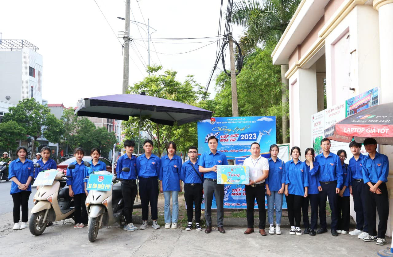 Anh Trần Văn Đăng - Phó Bí thư Tỉnh Đoàn, Chủ tịch Hội Sinh viên tỉnh Bắc Ninh đã thăm, kiểm tra và động viên các đội hình "Tiếp sức mùa thi" thực hiện tốt nhiệm vụ.