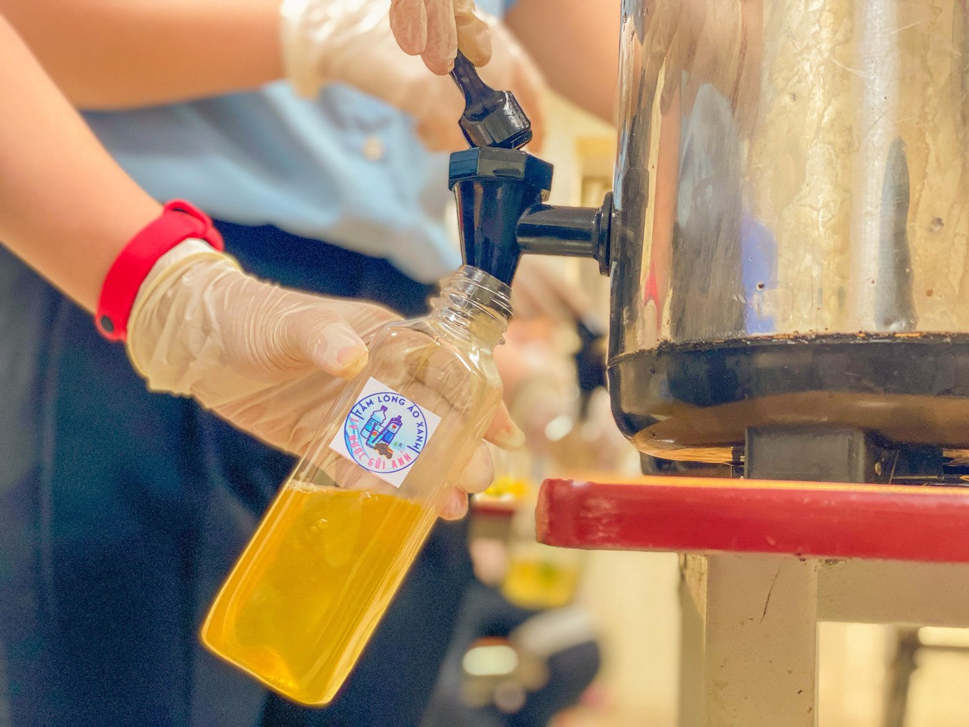 Với thông điệp gần gũi: “Tấm lòng áo xanh” - ý nói qua những ly nước ngọt mát là tình cảm, niềm tin của thanh niên Thủ đô gửi tặng các “Anh” - những cán bộ, chiến sĩ công an Thủ đô không quản thời tiết nắng nóng hay mưa bão, luôn tận tâm, tận lực thực hiện nhiệm vụ phòng, chống dịch, bảo vệ bình yên cho Thủ đô.