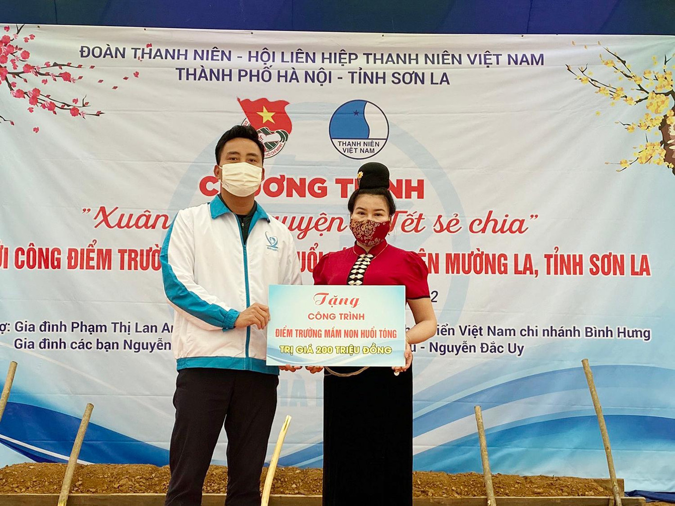 Tặng công trình thanh niên “Điểm trường Mầm non Huổi Tóng, xã Chiềng Lao, huyện Mường La, tỉnh Sơn La.